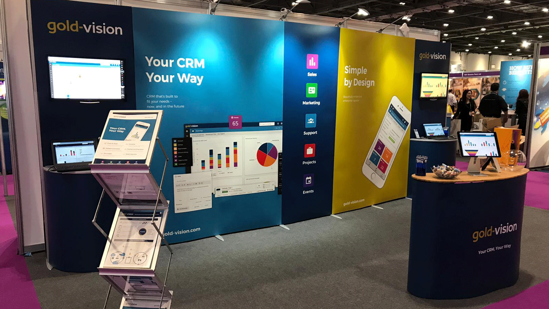 B2B-Marketing-19-Gold-Vision Stand
